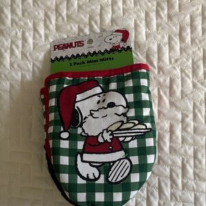 NWT Peanuts Snoopy Holiday Mini Mitts - Green and Red